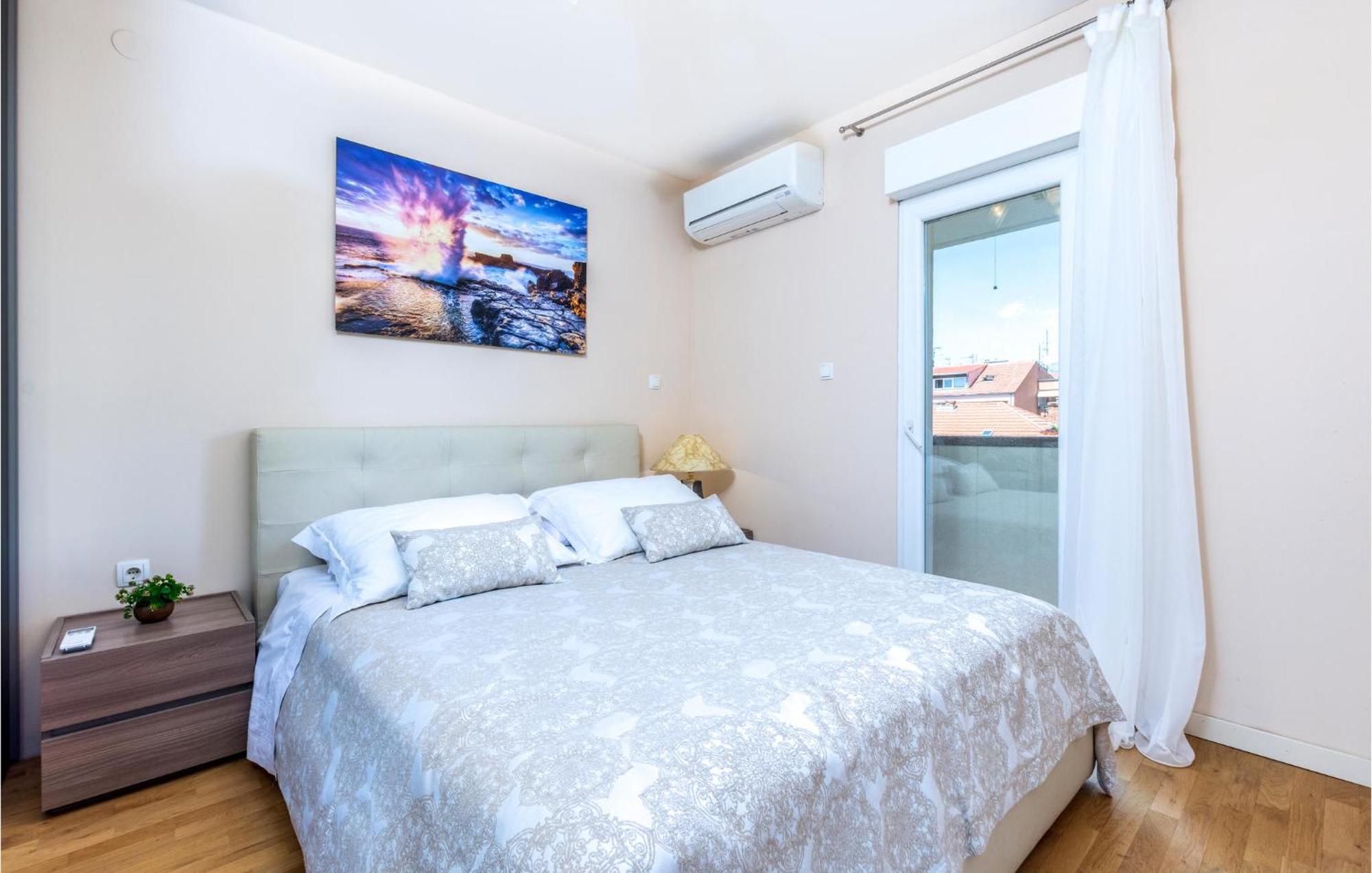 Beautiful Apartment In Split With Kitchen Bagian luar foto