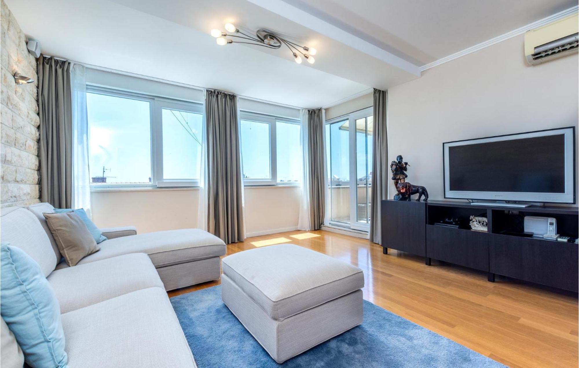 Beautiful Apartment In Split With Kitchen Bagian luar foto