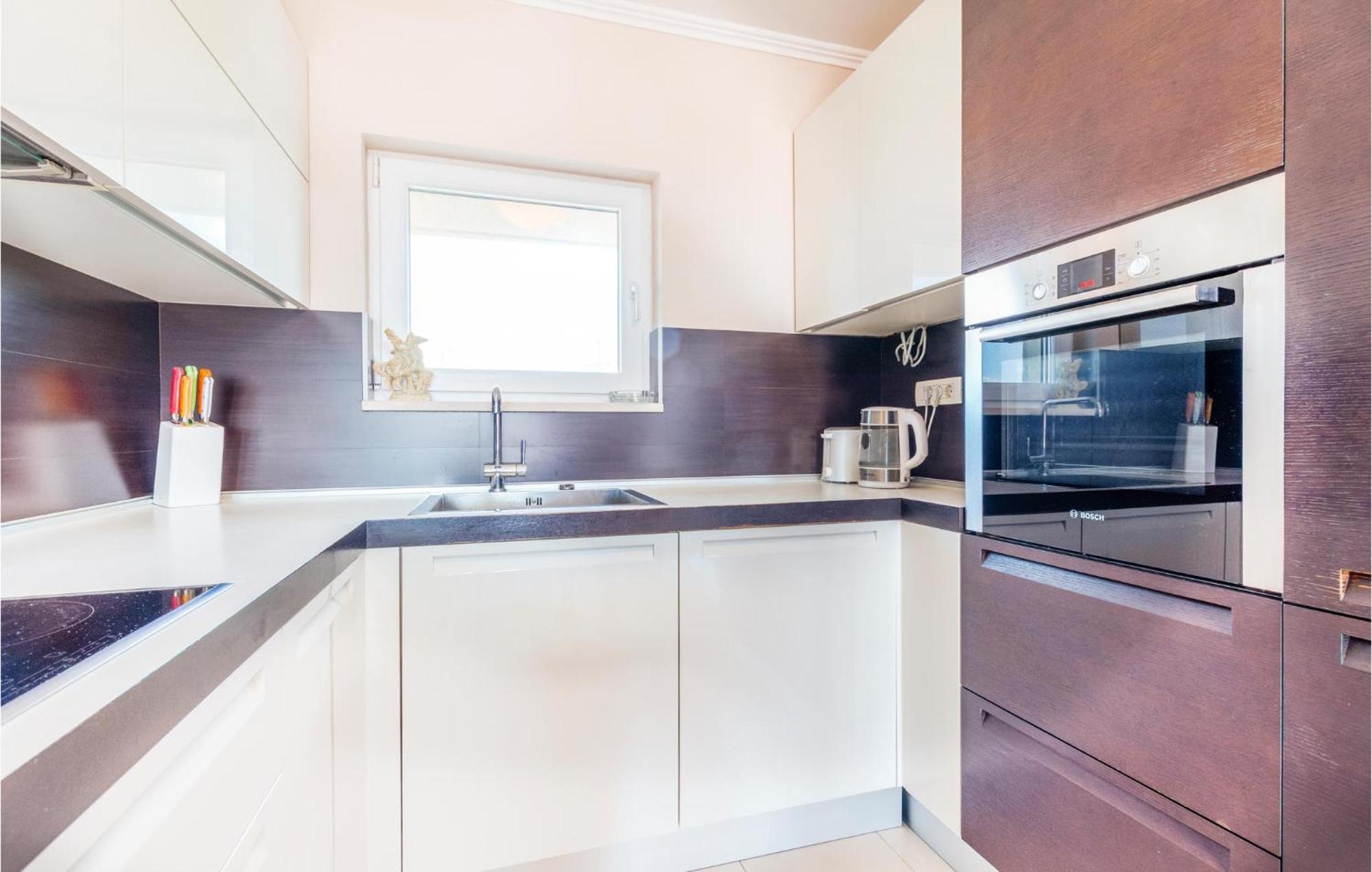 Beautiful Apartment In Split With Kitchen Bagian luar foto