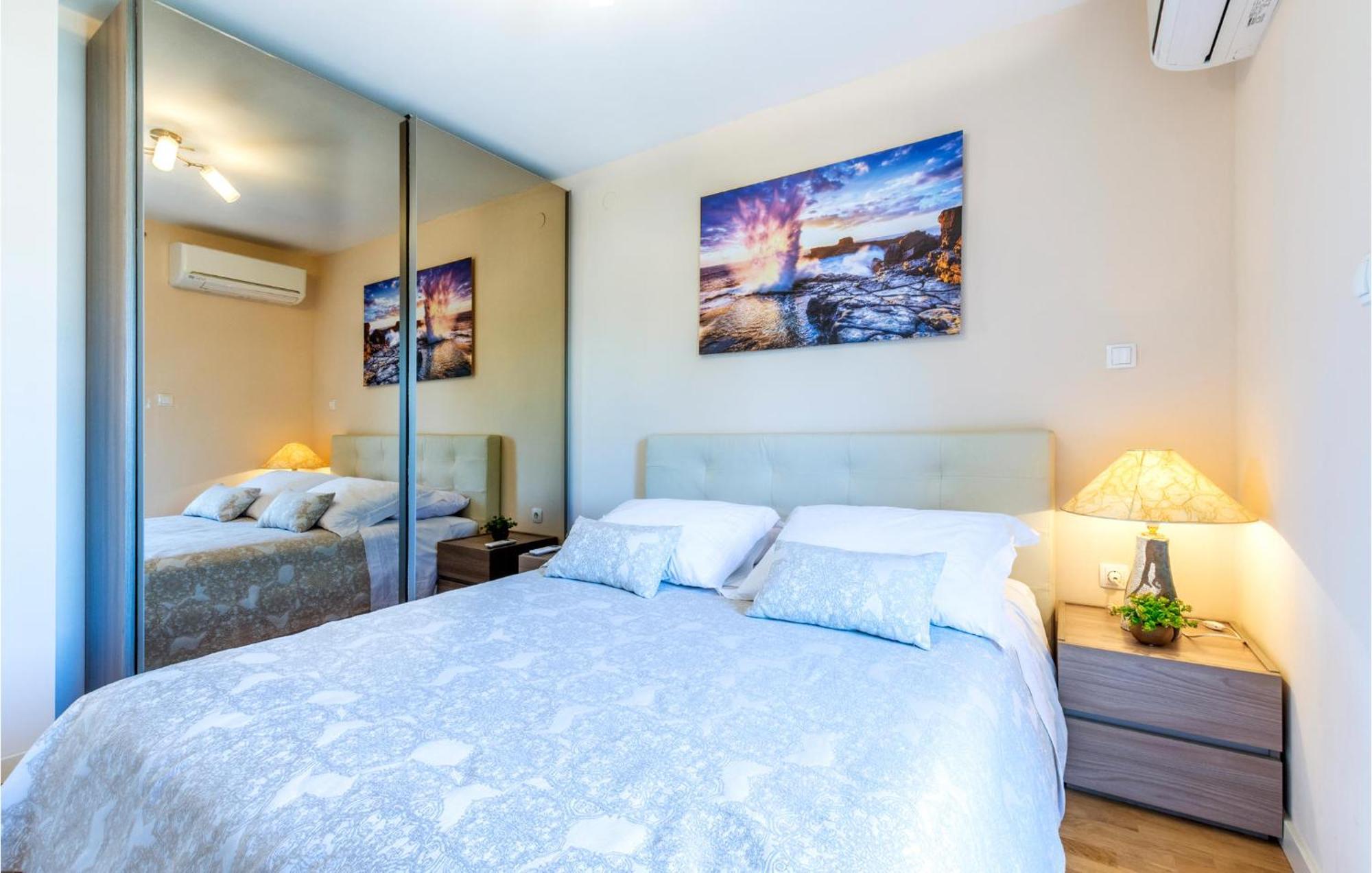 Beautiful Apartment In Split With Kitchen Bagian luar foto