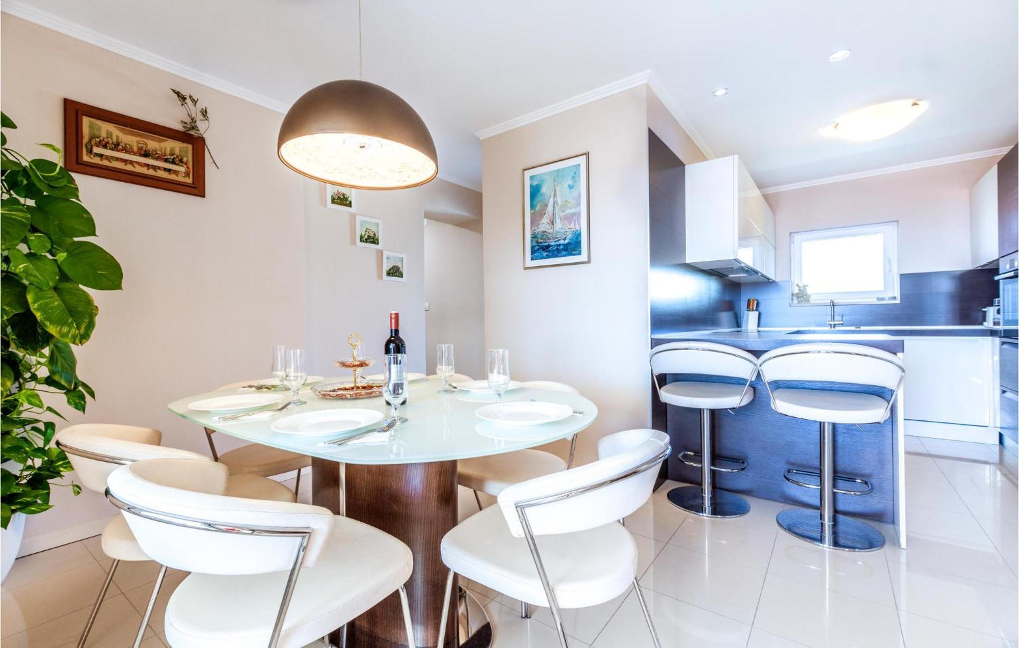 Beautiful Apartment In Split With Kitchen Bagian luar foto