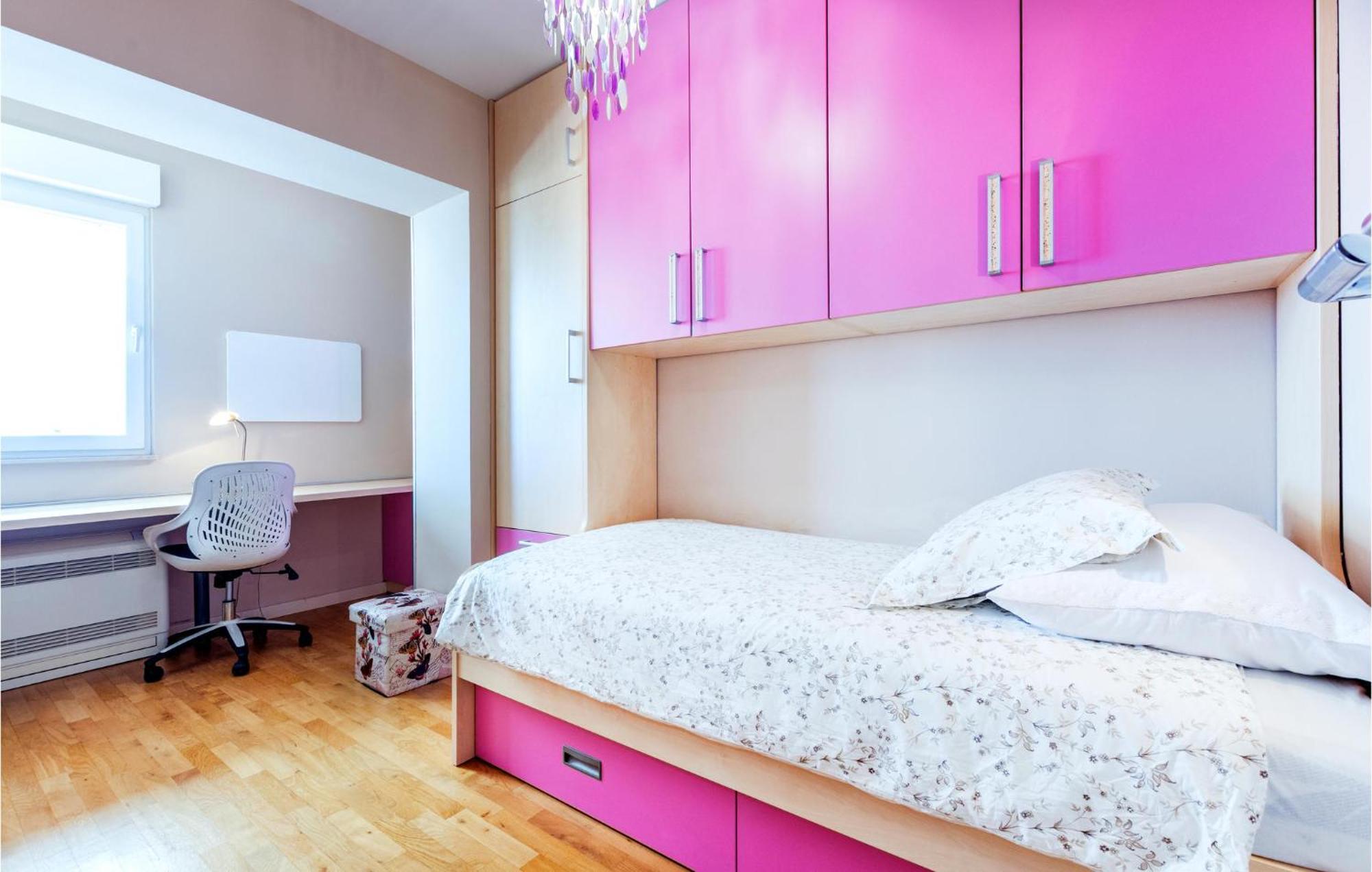 Beautiful Apartment In Split With Kitchen Bagian luar foto